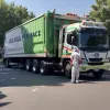 O femeie grav rănită după ce a fost lovită de un camion de gunoi în Madrid