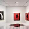 Barbara Kruger la Bilbao: Retrospectiva artistei cuvintelor cucerește Muzeul Guggenheim