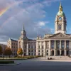 Scandal la Cáceres: Fosta candidată Vox, acuzată că a îndepărtat steagurile LGBT de la primărie
