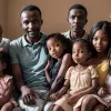 Un tată senegalez luptă pentru a-și reuni familia în Spania: 22 de copii și birocrația