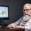 De la bancher la activist: Thomas Cartwright urmărește zborurile de deportare ale ICE