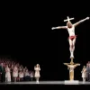 Comediantă, denunțată după ce a simulat masturbarea cu un crucifix într-o biserică