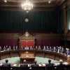 Premierul francez scapă de al optulea vot de neîncredere în șase luni: Ce se întâmplă în politica franceză?