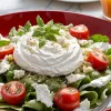 Salată cremoasă de roșii și labneh: o rețetă răcoritoare