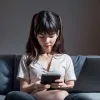 Dependențe digitale și oameni toxici: Cum ne schimbă percepția asupra lumii