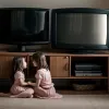 Când televizorul tace: Reflecții despre legătura mamă-fiică prin prisma ecranului TV