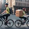 Uber Eats sub lupa: Inspecția Muncii din Spania investighează angajarea curierilor independenți