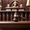 Un judecător închide cazul împotriva unui oficial de rang înalt din Madrid din cauza unei erori