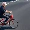 Un bunic de 73 de ani, curier Just Eat: "Fac tot posibilul să ajung cât mai repede"