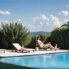Cele mai bune gadgeturi pentru o zi la piscină: muzică, lectură, video și baterii durabile