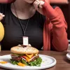 Provocări gastronomice pe TikTok: Cum oamenii mănâncă în fața camerei și fac bani