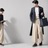 Bărbatul „performanță”: pantaloni largi, geantă tote și o carte – ce este noul trend pe rețelele sociale