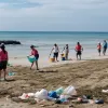 Voluntari au curățat plaja Barceloneta: 90 kg de gunoi colectate