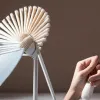 Curățenie perfectă: Cum să cureți ușor ventilatorul de praf cu o perie specială