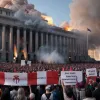 Proteste în Israel: manifestanții au incendiat o mașină și containere în fața reședinței lui Netanyahu, cerând eliberarea ostaticilor