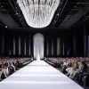 Arhitectura efemeră a podiumurilor: cum moda redefinește spațiul