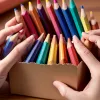 Creioane colorate: o întoarcere la copilărie și amintiri din școală