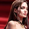 Angelina Jolie reflectă asupra istoricului de cancer al familiei sale: "Mama și bunica mea făceau chimioterapie la vârsta mea"