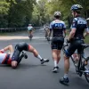 Ciclistul Javier Romo se retrage din Vuelta după o cădere cauzată de un incident cu un protestatar pro-palestinian