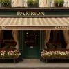 Le Bar Fleuri: Bistro-ul Parisian cu Pui Rotisat la 6,86 Euro care Atrage Cozi Imense